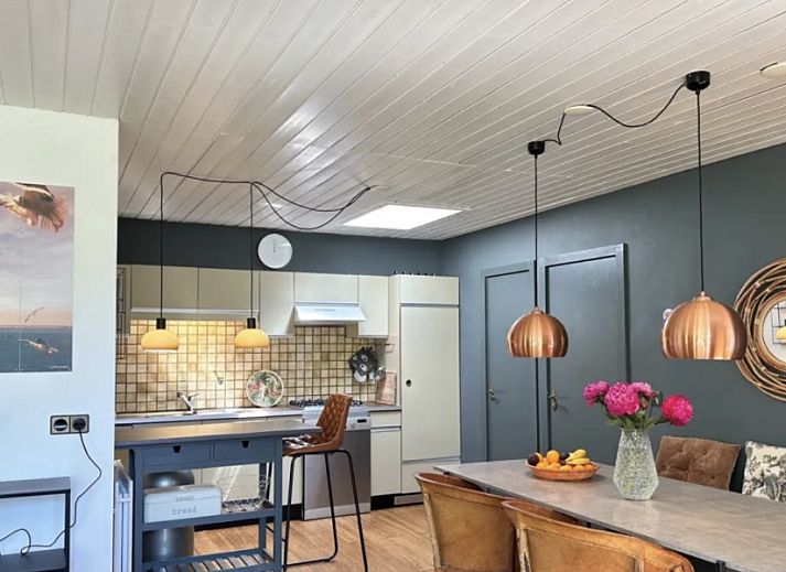 Stijlvolle eet- en woonkamer in Texel Bungalow 257, De Koog, met moderne inrichting en veel natuurlijk licht op de Waddeneilanden.
