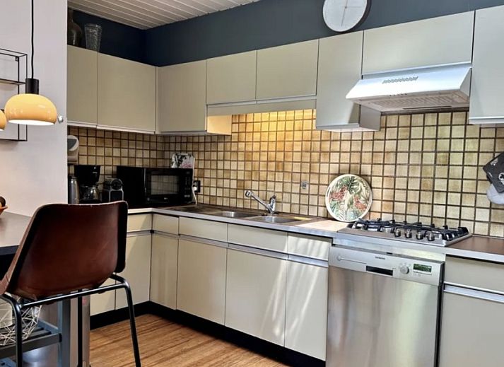 Stijlvolle eet- en woonkamer in Texel Bungalow 257, De Koog, met moderne inrichting en veel natuurlijk licht op de Waddeneilanden.