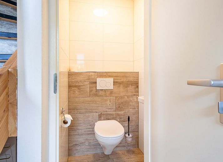 Moderne leefruimte in Wulpenweid 14 Zeehond vakantiehuis op Texel met open keuken.