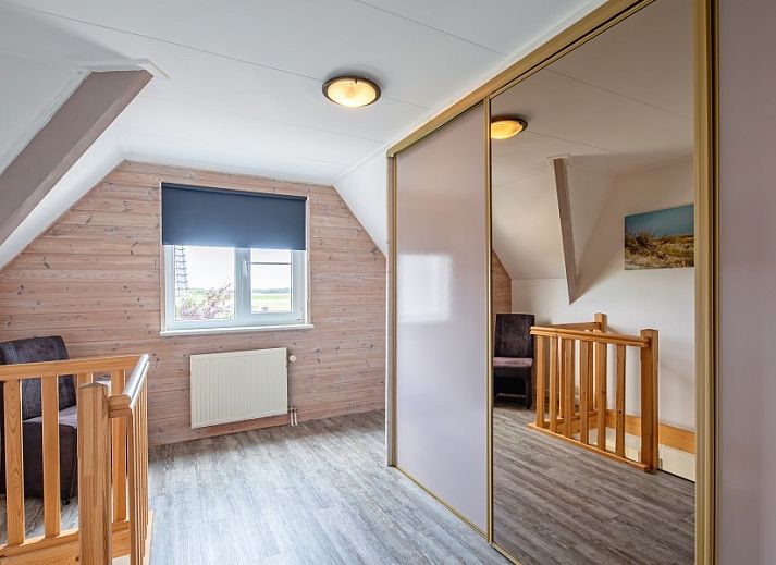 Moderne leefruimte in Wulpenweid 14 Zeehond vakantiehuis op Texel met open keuken.