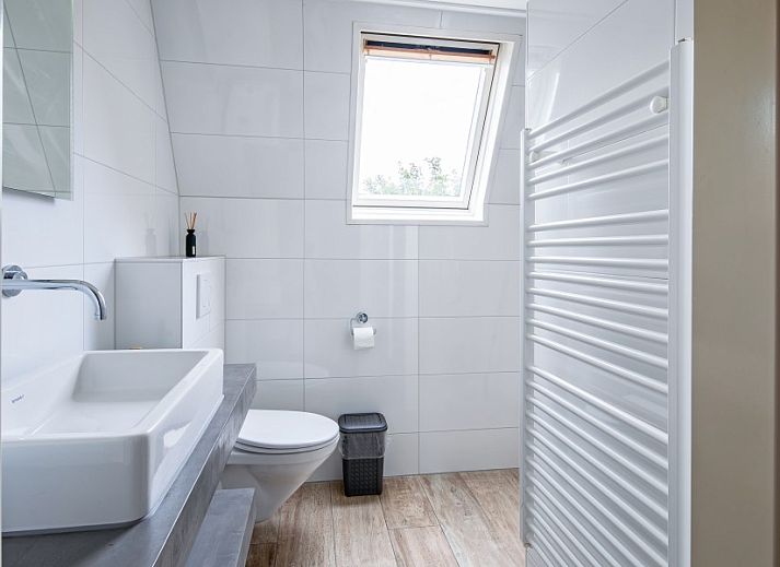 Moderne leefruimte in Wulpenweid 14 Zeehond vakantiehuis op Texel met open keuken.