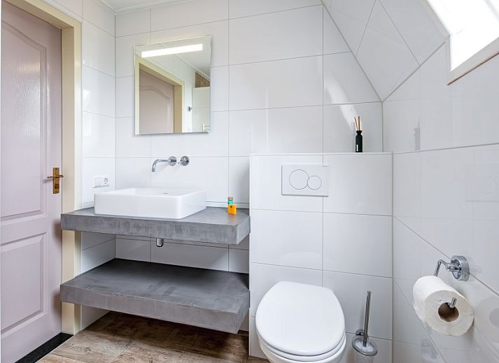 Comfortabele zithoek in Wulpenweid 14 Zeehond De Dennen Texel met veel natuurlijk licht.