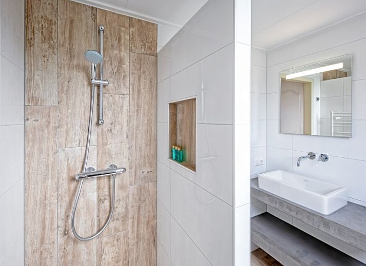 Comfortabele zithoek in Wulpenweid 14 Zeehond De Dennen Texel met veel natuurlijk licht.