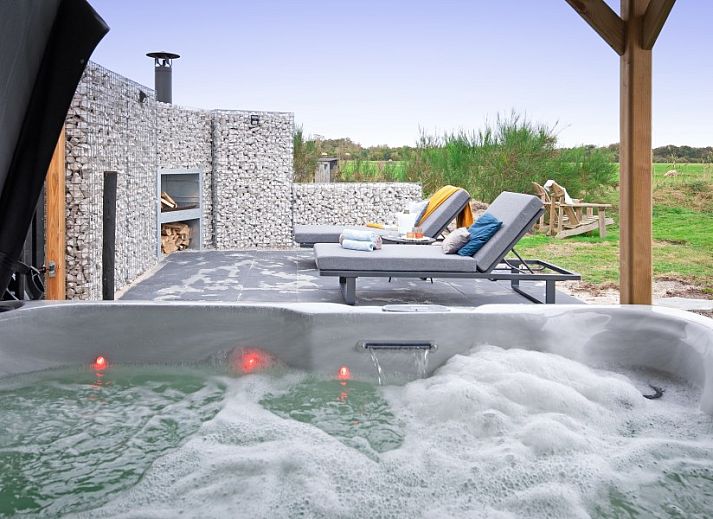 Comfortabele zithoek in Wulpenweid 14 Zeehond De Dennen Texel met veel natuurlijk licht.