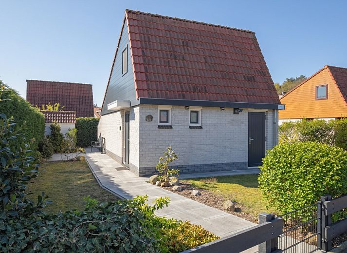 Bungalowpark Gortersmient Ferienhaus Gortersmient 236 in De Dennen Texel mit schoener Fassade und Garten.