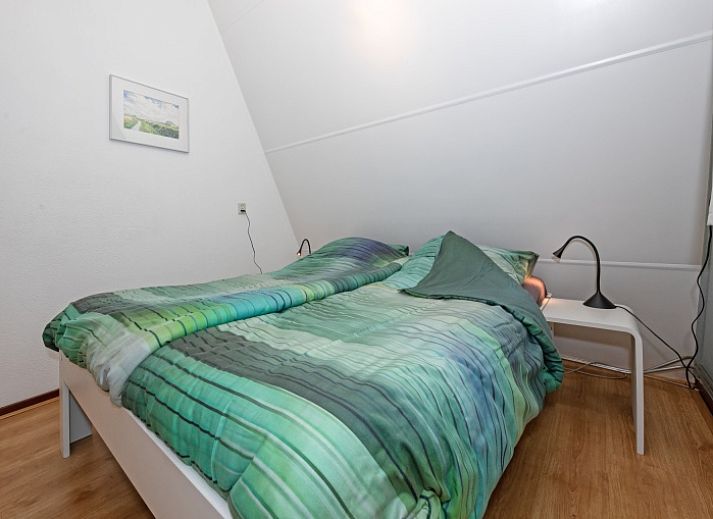 Geraeumige Terrasse mit Sonnenschirm im Ferienhaus Gortersmient 236 im Bungalowpark Gortersmient, De Dennen Texel.