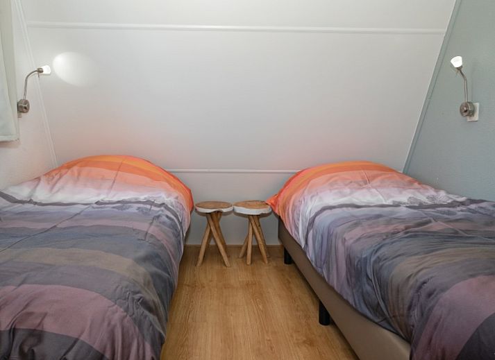 Geraeumige Terrasse mit Sonnenschirm im Ferienhaus Gortersmient 236 im Bungalowpark Gortersmient, De Dennen Texel.