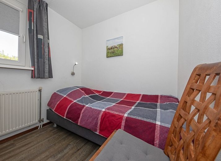 Geraeumige Terrasse mit Sonnenschirm im Ferienhaus Gortersmient 236 im Bungalowpark Gortersmient, De Dennen Texel.