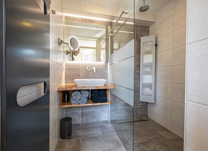 Geraeumige Terrasse mit Sonnenschirm im Ferienhaus Gortersmient 236 im Bungalowpark Gortersmient, De Dennen Texel.