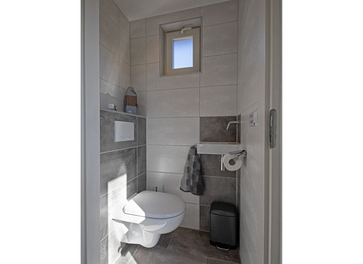 Geraeumige Terrasse mit Sonnenschirm im Ferienhaus Gortersmient 236 im Bungalowpark Gortersmient, De Dennen Texel.