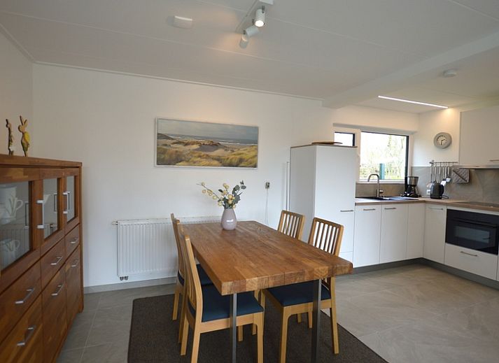 Helles Wohnzimmer des Ferienhauses Tempelierweg 38 in De Dennen, Texel, mit komfortabler Sitzecke und modernem Mobiliar.