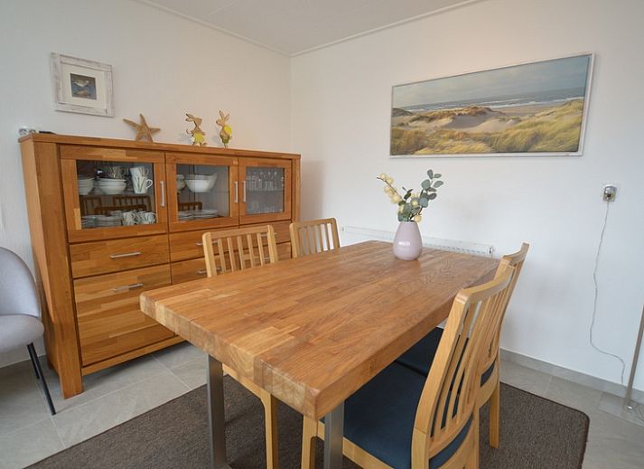 Helles Wohnzimmer des Ferienhauses Tempelierweg 38 in De Dennen, Texel, mit komfortabler Sitzecke und modernem Mobiliar.