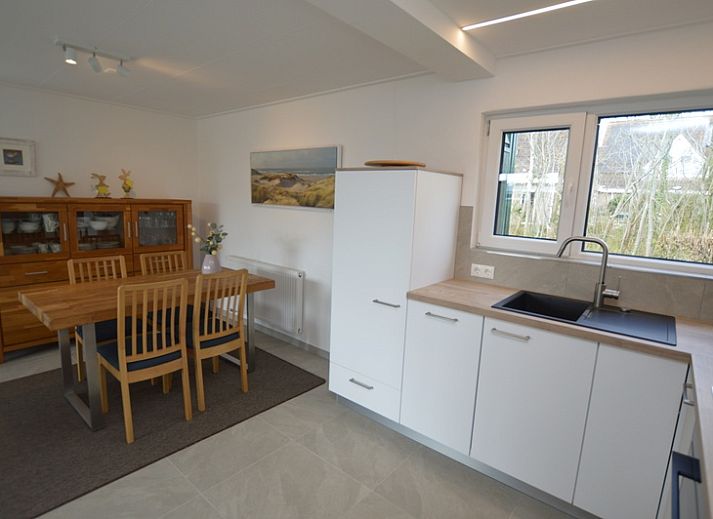 Helles Wohnzimmer des Ferienhauses Tempelierweg 38 in De Dennen, Texel, mit komfortabler Sitzecke und modernem Mobiliar.