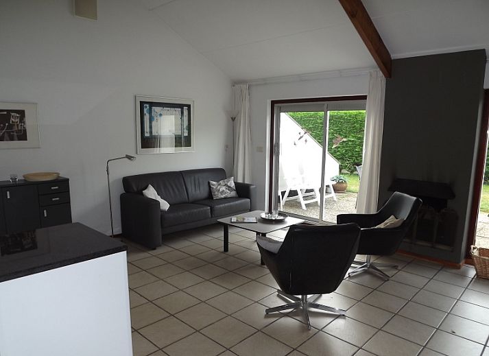 Stilvolle Essecke und Treppenhaus im Ferienhaus Gortersmient 260, De Dennen, Texel, ideal fuer Familientreffen.