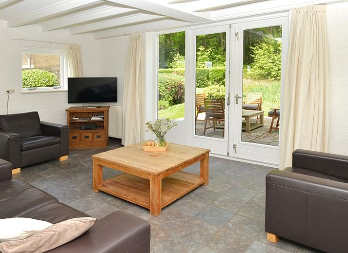 Vakantiehuis Turel in De Dennen, Texel met zonnig terras en groene omgeving.