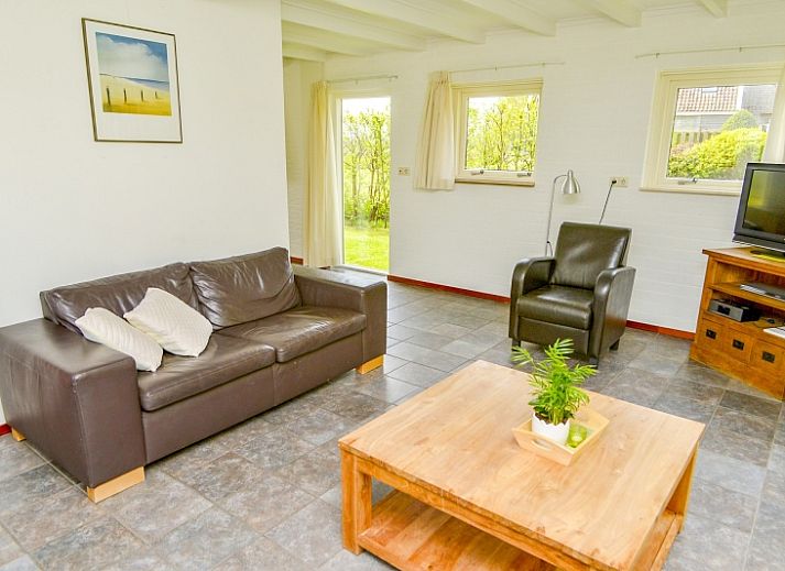 Vakantiehuis Turel in De Dennen, Texel met zonnig terras en groene omgeving.