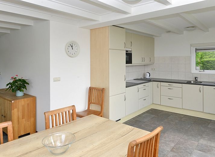 Vakantiehuis Turel in De Dennen, Texel met zonnig terras en groene omgeving.