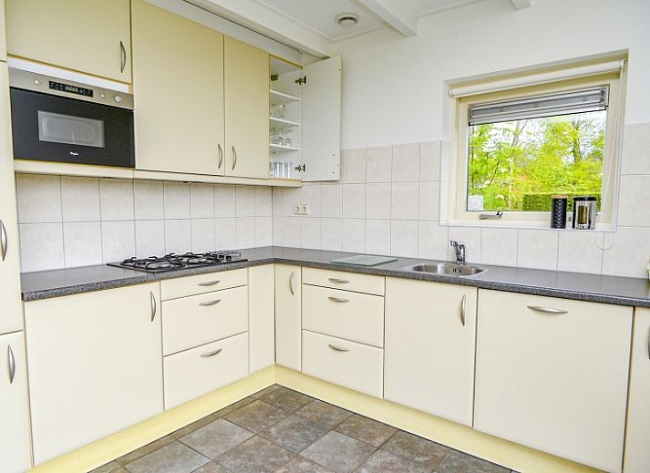 Vakantiehuis Turel in De Dennen, Texel met zonnig terras en groene omgeving.