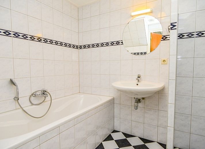 Gezellige woonkamer van vakantiehuis Turel in De Dennen, Texel met uitzicht op terras.