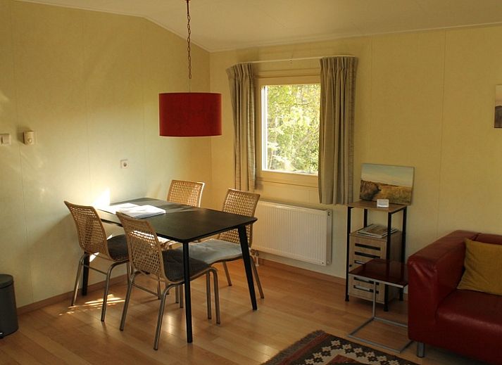 Vakantiepark de Bremakker - Heitje 166, charmant vakantiehuis in De Dennen, Texel, met zonnig terras en groene omgeving op de Waddeneilanden.