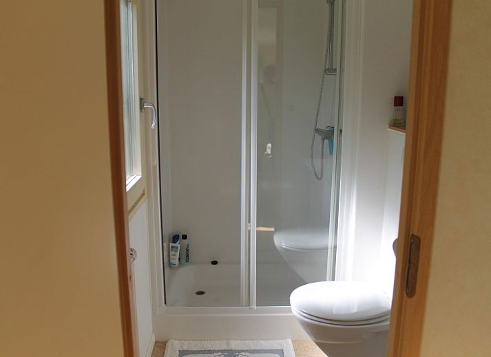 Vakantiepark de Bremakker - Heitje 166, charmant vakantiehuis in De Dennen, Texel, met zonnig terras en groene omgeving op de Waddeneilanden.