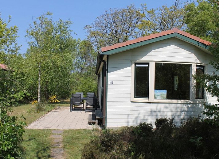 Geniet van de rust op het terras van Vakantiepark de Bremakker - Heitje 166, een vakantiehuis in De Dennen, Texel, omringd door natuur.