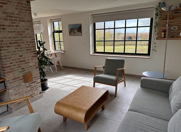 Ferienhaus 't Seumerhuussie Wohnzimmer mit Blick auf den Garten in De Dennen, Texel.