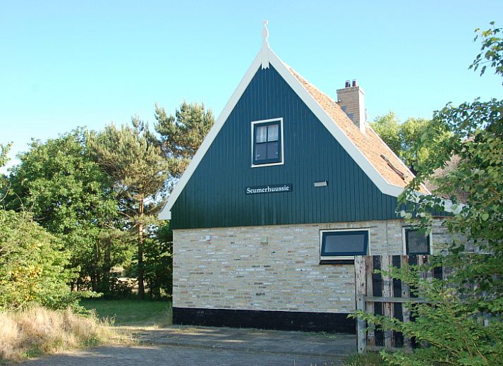 Ferienhaus 't Seumerhuussie Wohnzimmer mit Blick auf den Garten in De Dennen, Texel.