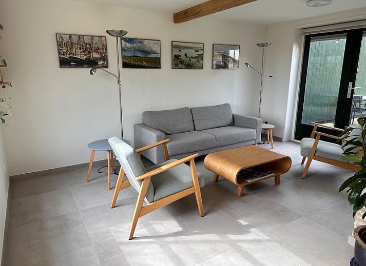 Ferienhaus 't Seumerhuussie Wohnzimmer mit Blick auf den Garten in De Dennen, Texel.