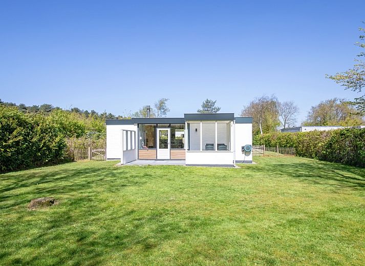 Bungalowpark De Parel - Ferienhaus De Parel 166 in De Dennen, Texel. Grosszuegige Rasenflaeche, umgeben von Gruen und Ruhe.