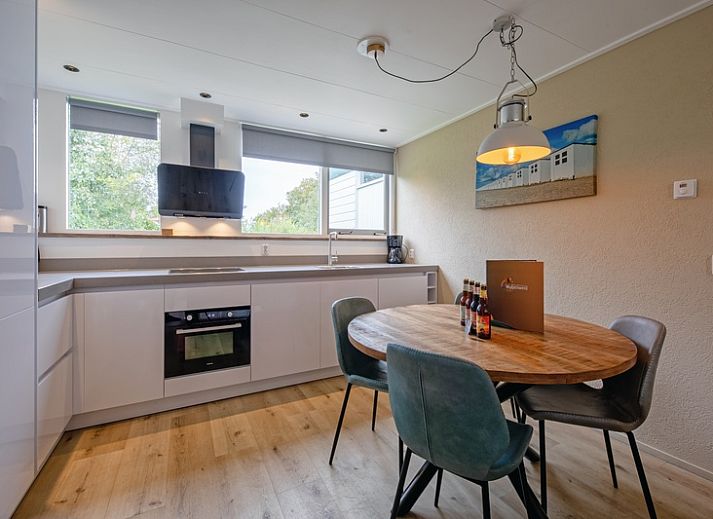 Gemuetliches Wohnzimmer im Ferienhaus De Parel 166, Bungalowpark De Parel, Texel. Moderne Einrichtung mit Kamin.