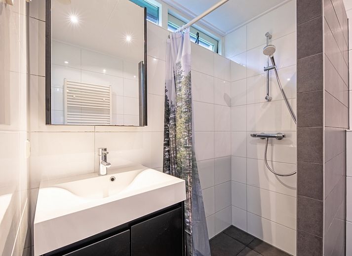 Gemuetliches Wohnzimmer im Ferienhaus De Parel 166, Bungalowpark De Parel, Texel. Moderne Einrichtung mit Kamin.