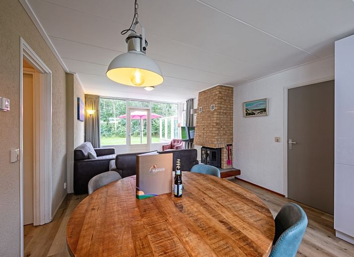 Heller Wohnbereich im Ferienhaus de Parel 166, De Dennen, Texel. Blick auf den Garten von der gemuetlichen Sitzecke aus.