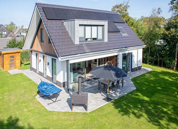 Bungalowpark 't Hoogelandt - Villa Effe Wad in De Dennen, Texel met zonnig terras en groene omgeving.