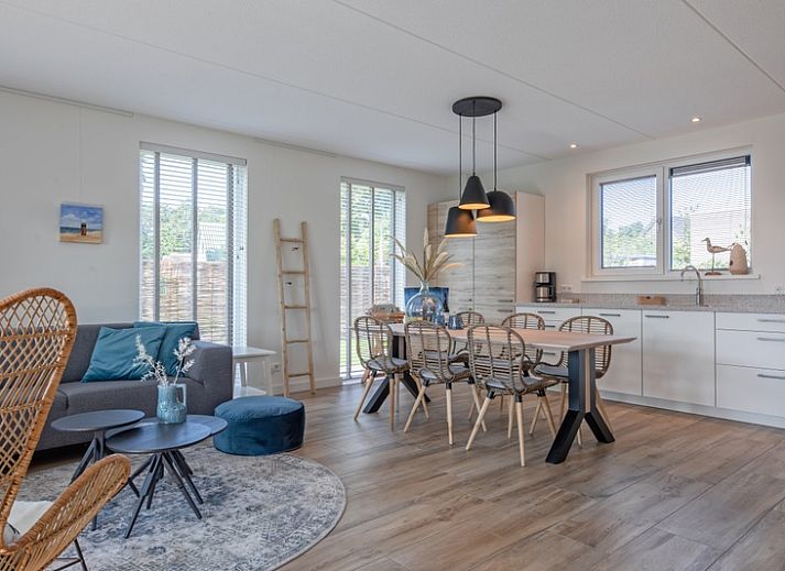 Bungalowpark 't Hoogelandt - Villa Effe Wad in De Dennen, Texel met zonnig terras en groene omgeving.