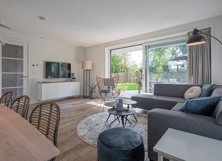 Villa Effe Wad op Bungalowpark 't Hoogelandt, Texel, met ruime tuin en moderne architectuur.