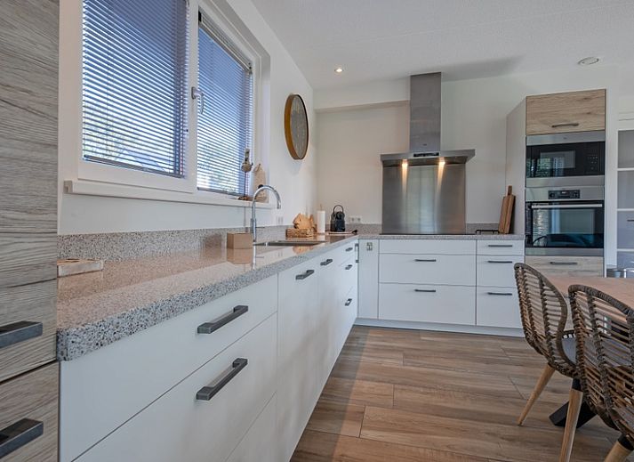 Villa Effe Wad op Bungalowpark 't Hoogelandt, Texel, met ruime tuin en moderne architectuur.