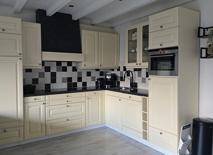 Helianthus-Ferienhaus in De Dennen Texel mit grosser Veranda und Balkon zum Entspannen in der Natur.