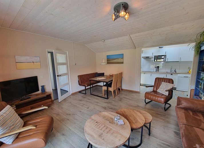 Terrasse des Ferienhauses Boszicht in De Dennen Texel mit bequemen Sitzgelegenheiten und gruener Umgebung.