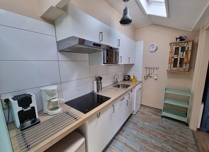 Terrasse des Ferienhauses Boszicht in De Dennen Texel mit bequemen Sitzgelegenheiten und gruener Umgebung.