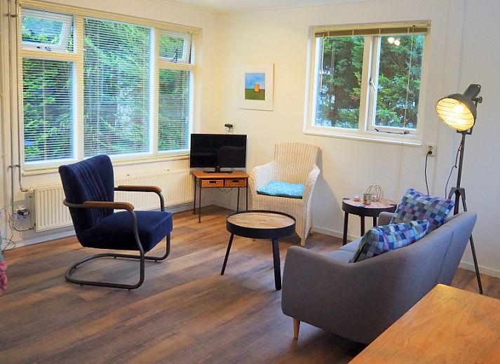 Duinpieper Ferienhaus in De Dennen, Texel mit schoener Fassade und gruenem Garten.