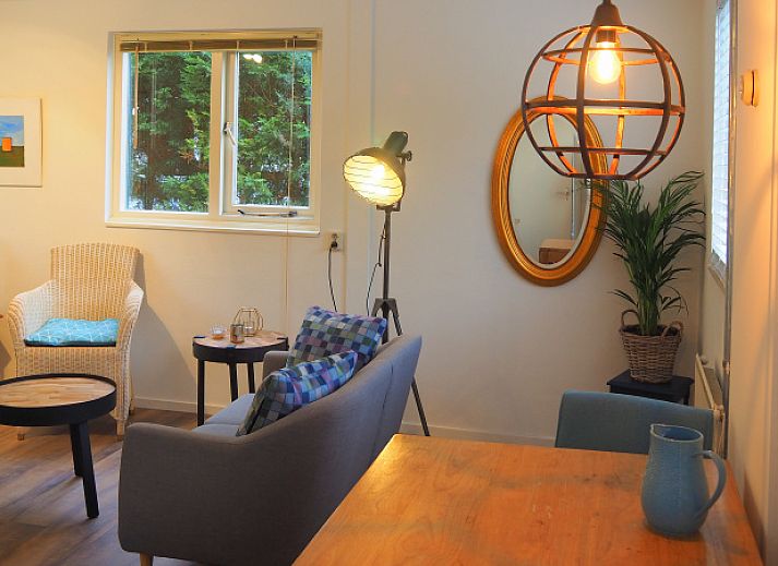 Duinpieper Ferienhaus in De Dennen, Texel mit schoener Fassade und gruenem Garten.