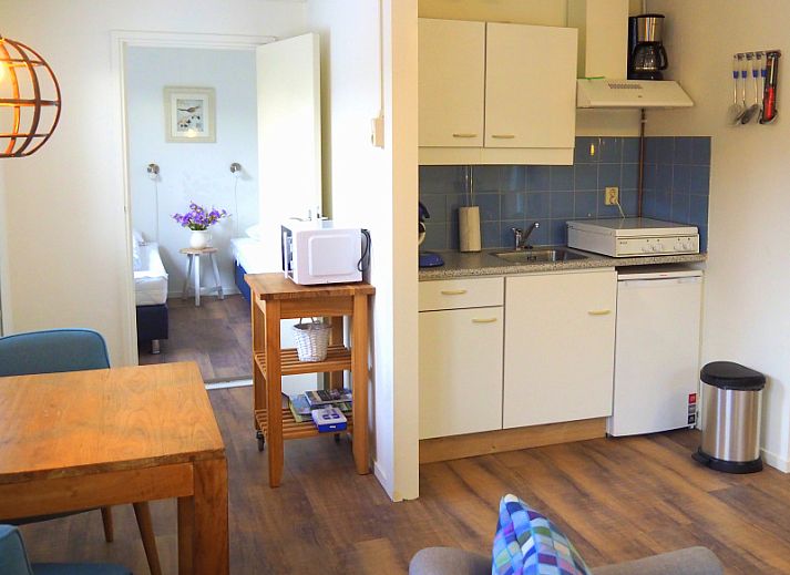 Gemuetliche Terrasse im Ferienhaus Duinpieper in De Dennen, Texel, umgeben von Natur.