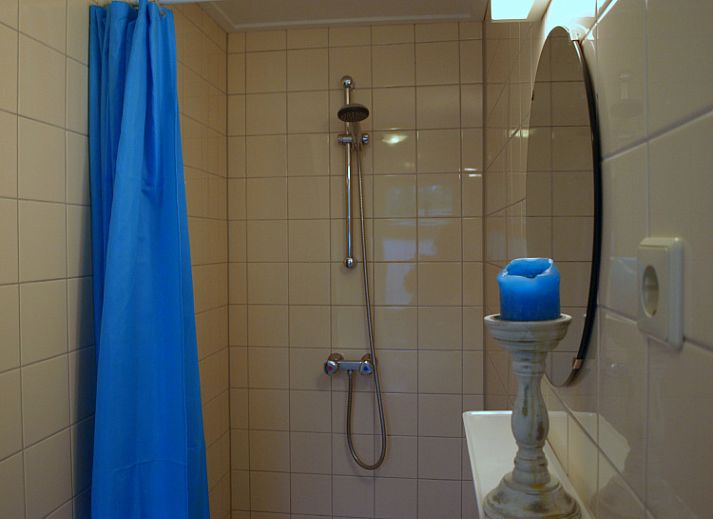 Gemuetliche Terrasse im Ferienhaus Duinpieper in De Dennen, Texel, umgeben von Natur.