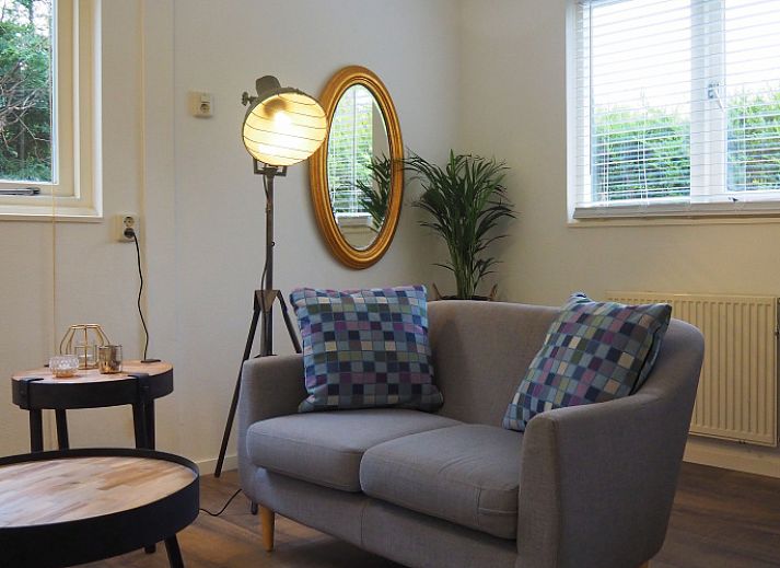 Gemuetliche Terrasse im Ferienhaus Duinpieper in De Dennen, Texel, umgeben von Natur.