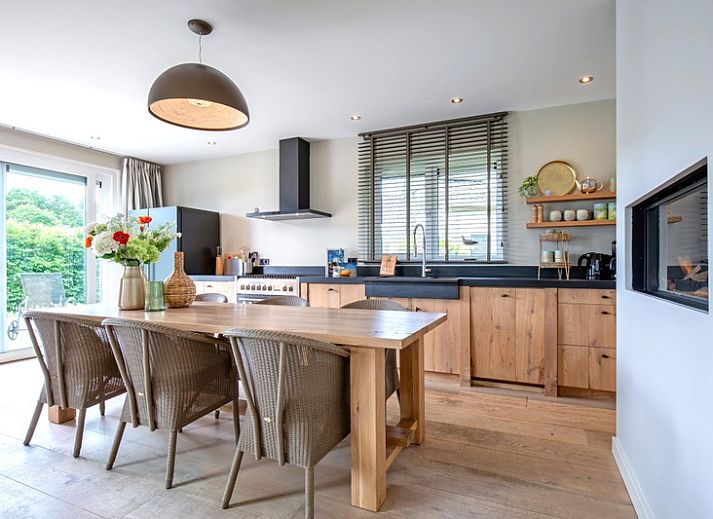 Gemuetliches Wohnzimmer und Kueche im Bungalowpark 't Hoogelandt - De Scholekster, De Dennen, Texel.