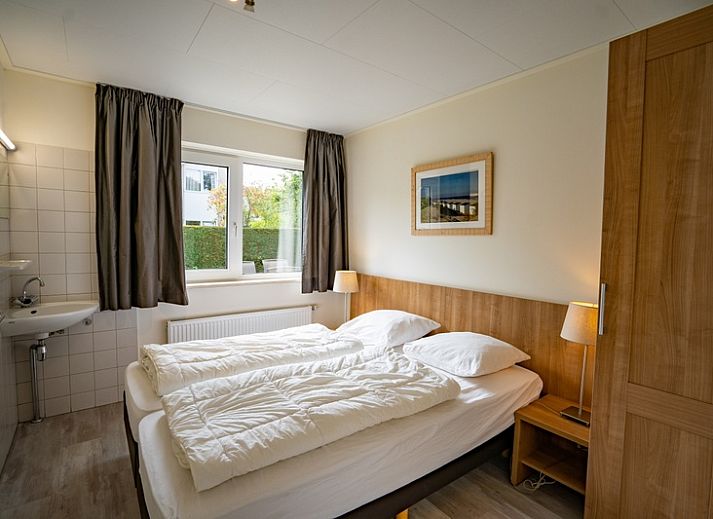 Cozy living room of Holiday Home 't Hoogelandt 134 in De Dennen, Texel with comfortable sofas.