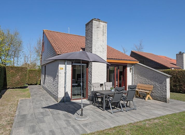 Zonnig terras bij Vakantiehuis Gortersmient 328 in De Dennen, Texel met comfortabele zitplek.