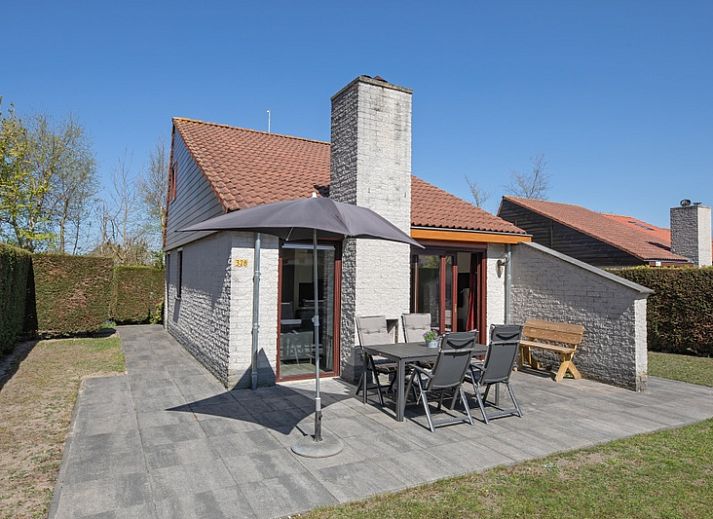 Zonnig terras bij Vakantiehuis Gortersmient 328 in De Dennen, Texel met comfortabele zitplek.