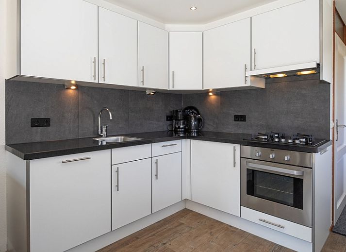 Zonnig terras bij Vakantiehuis Gortersmient 328 in De Dennen, Texel met comfortabele zitplek.